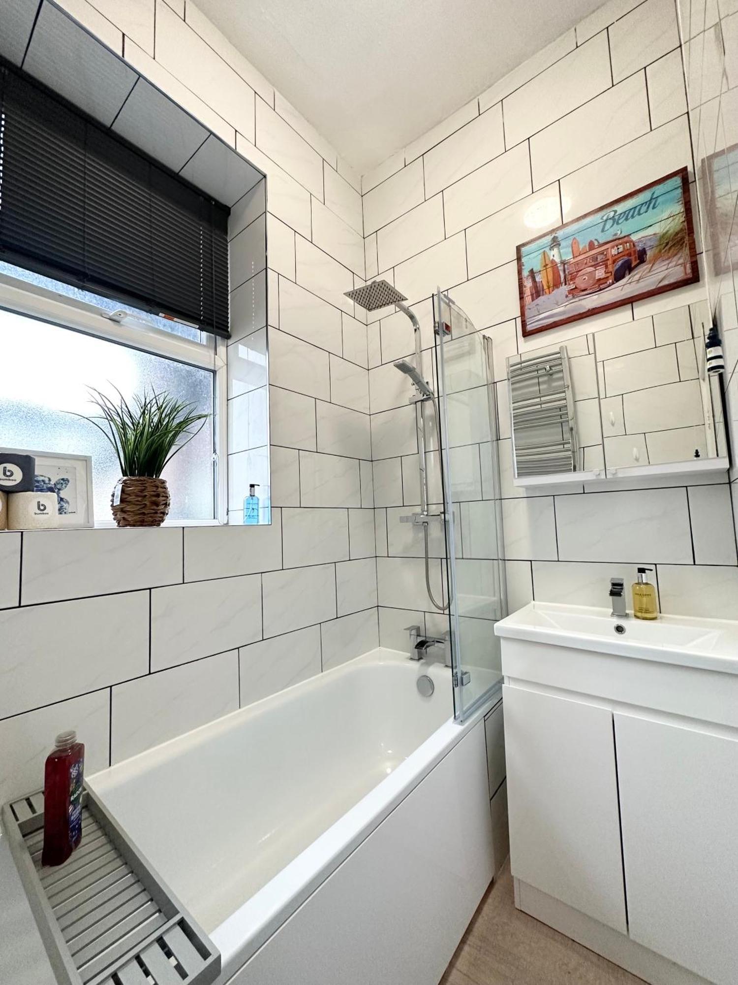 The City Surfer Apartment - By Coastline Retreats - Parking Included - Sleeps 5 - City Centre Bournemouth Eksteriør billede